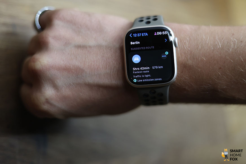 Man sieht die Navigationsfunktionen auf der Apple Watch 8.